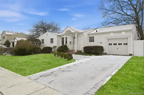 13 Cynthia Ln, Plainview, NY 11803