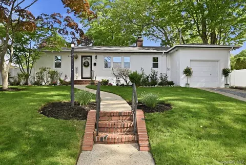 241 Commonwealth Ave, Massapequa, NY 11758