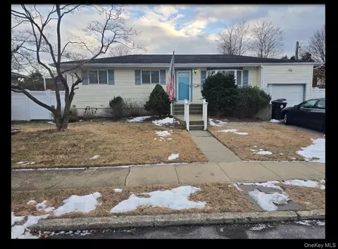 76 Harrisburg St, Bay Shore, NY 11706
