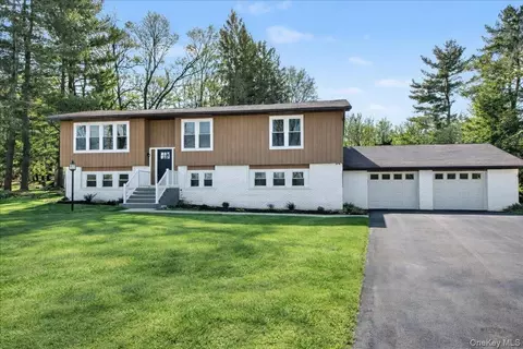 366 Overlook Rd, Pleasant Valley, NY 12569