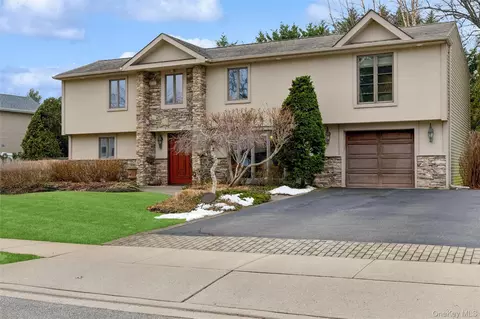 17 Dover Ln, Old Bethpage, NY 11804