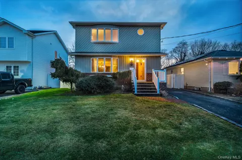 254 N Richmond Ave, Massapequa, NY 11758