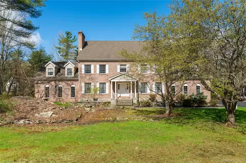 17 Stonegate Dr, Hyde Park, NY 12538