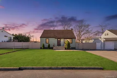 455 N Hamilton Ave, Lindenhurst, NY 11757