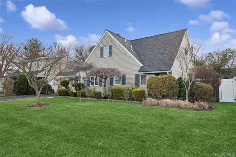 14 March Ln, Westbury, NY 11590