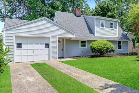 17 Windmill Ln, Levittown, NY 11756