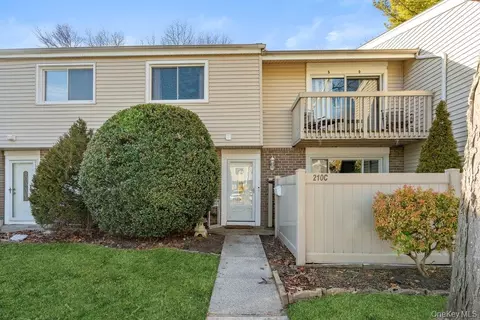 210 Springmeadow Dr #C, Holbrook, NY 11741
