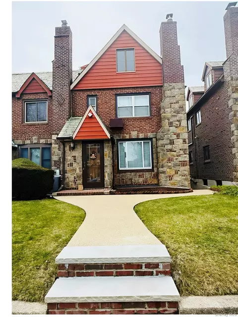 7717 82nd St, Glendale, NY 11385