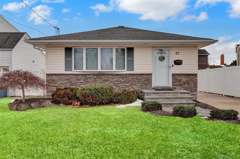 57 Roosevelt Dr, Bethpage, NY 11714
