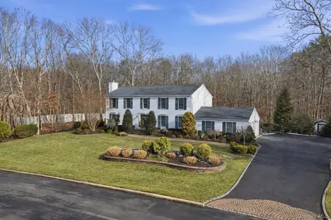 39 Foreston Cir, Manorville, NY 11949