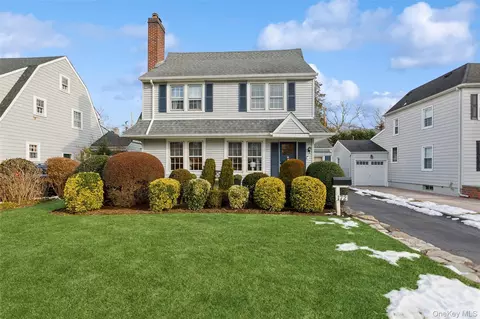 172 Fernwood Ter, Stewart Manor, NY 11530