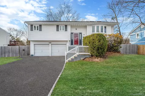 18 Roslyn Ct, Brookhaven, NY 11772