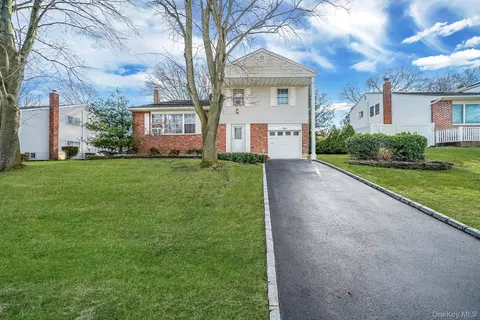 8 Linden St, Selden, NY 11784