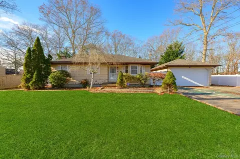22 Garden Pl, Shirley, NY 11967