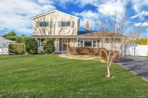 14 Harp Ln, Sayville, NY 11782
