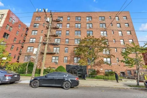 1040 Neilson St #3D, New York, NY 11691