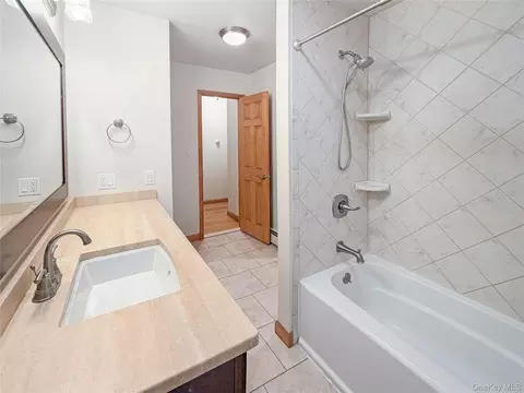 Bath - 25 E Mountain Rd S, Philipstown, NY 10516 photo 2 of 3