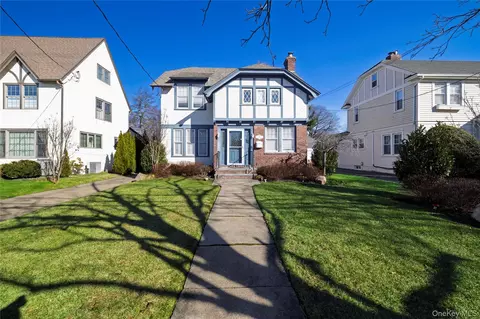 17 Roxbury Rd, Rockville Centre, NY 11570