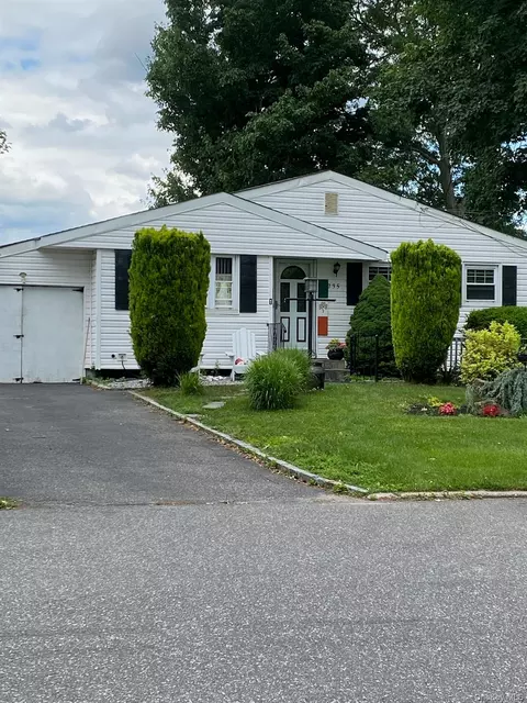 235 E 1st St, Deer Park, NY 11729