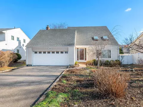 127 Cow Neck Rd, North Hempstead, NY 11050