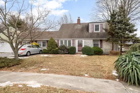 13 Jean Rd, West Islip, NY 11795