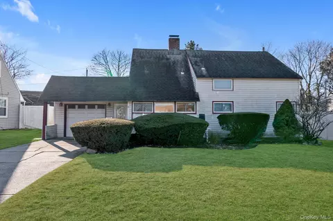 8 Straight Ln, Levittown, NY 11756