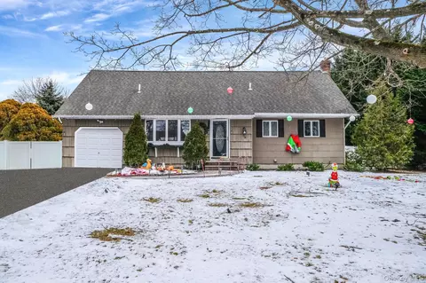 38 Camille Ln, Brookhaven, NY 11772