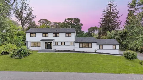 14 Lakeville Dr, North Hempstead, NY 11576