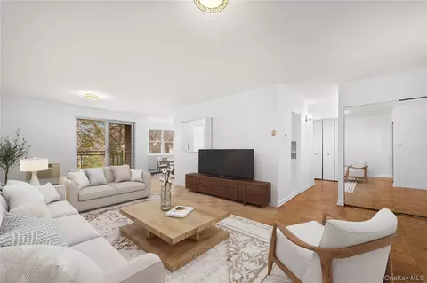 10 Ipswich Ave #4M, North Hempstead, NY 11021