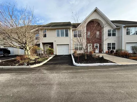 6 Deer Ct Dr, Middletown, NY 10940