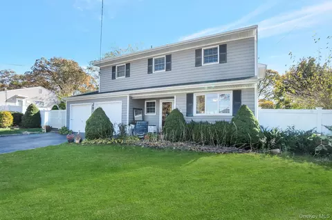 26 Fran Ln, Selden, NY 11784