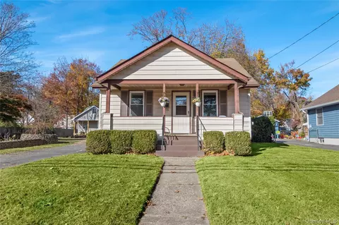 63 Railroad St, Huntington Station, NY 11746