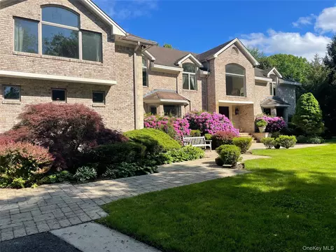 527 Split Rock Rd, Syosset, NY 11791