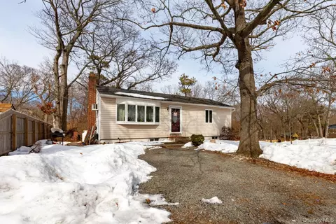 47 Ridgedale Ave, Farmingville, NY 11738