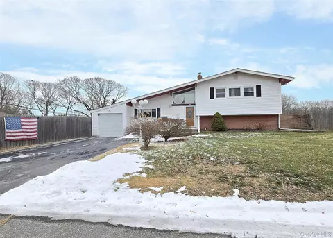 50 Spur Ln, Centereach, NY 11720