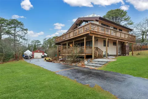 5 Victoria Dr, Hampton Bays, NY 11946