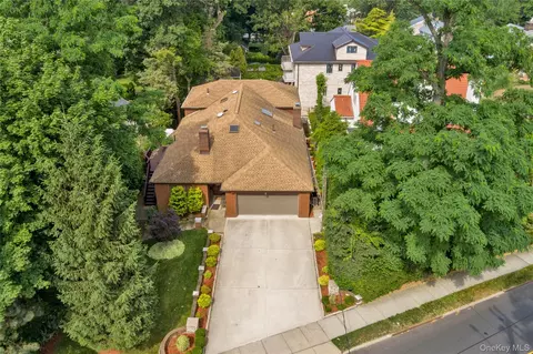 51-10 Douglaston Pkwy, New York, NY 11362