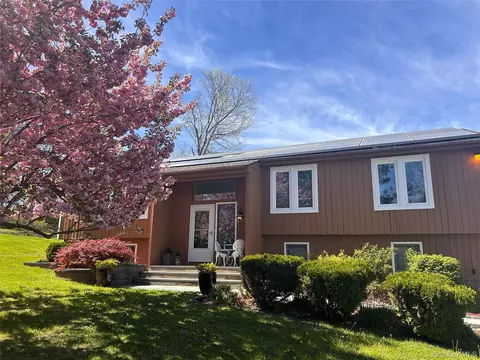 20 Lake Rd, Mahopac, NY 10541
