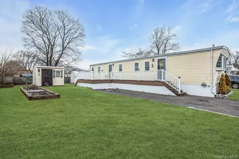 58 Valley Forge Dr, Bohemia, NY 11716