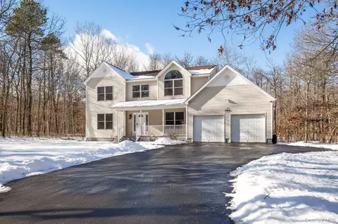 400 Eastport Manor Rd, Manorville, NY 11949