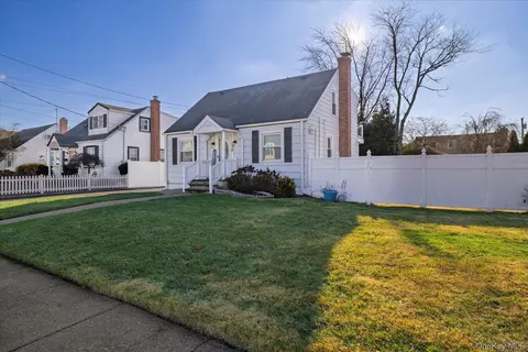 130 Cleveland Ave, Massapequa, NY 11758
