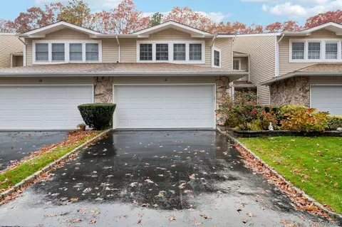 16 Hampshire Ct, Holbrook, NY 11741