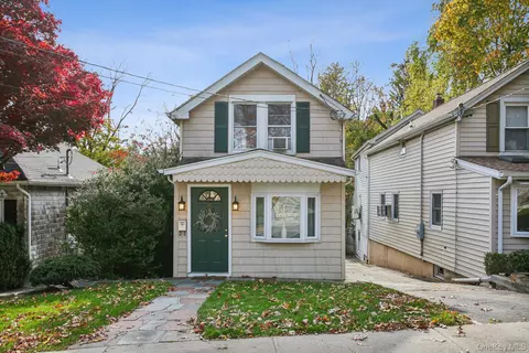 74 Davis St, Locust Valley, NY 11560