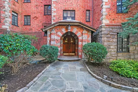 45 Pondfield Rd W #5F, Bronxville, NY 10708