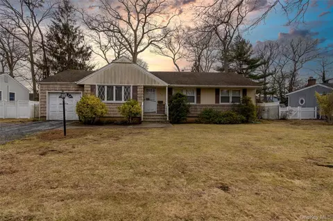 106 Powell Ct, North Babylon, NY 11703