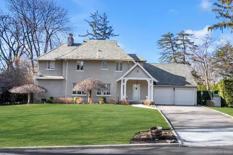 10 Clover Dr, North Hempstead, NY 11021