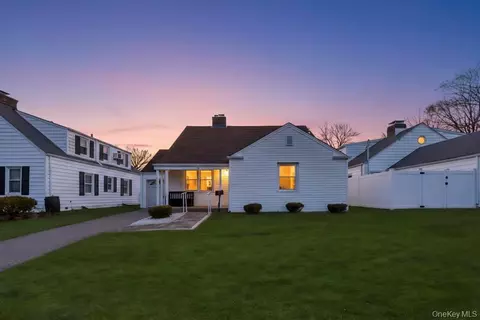 88 Krug Pl, North Hempstead, NY 11501