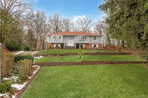 4 Danville Ct, Greenlawn, NY 11740