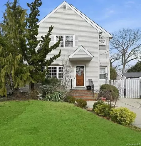 447 Chestnut St, West Hempstead, NY 11552