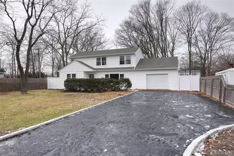 26 Clinton St, Center Moriches, NY 11934